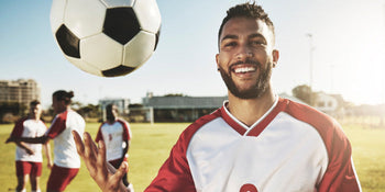 Man celebrating a goal in front of the TV, illustrating the link between football, emotions, and male desire.