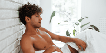 Hombre y mujer seguros e informados sobre la masturbación tras conocer datos científicos.